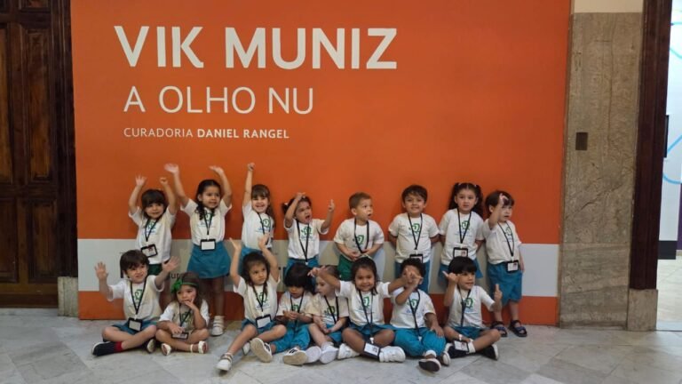 GRUPOS 3A E 3B APRECIAM AS OBRAS DE VIK MUNIZ