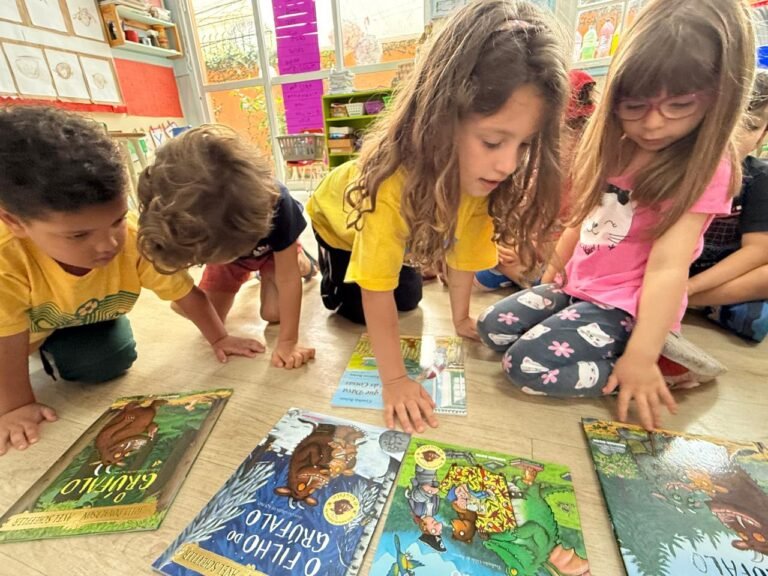 “GRUPO 4 DENTRO DOS LIVROS”